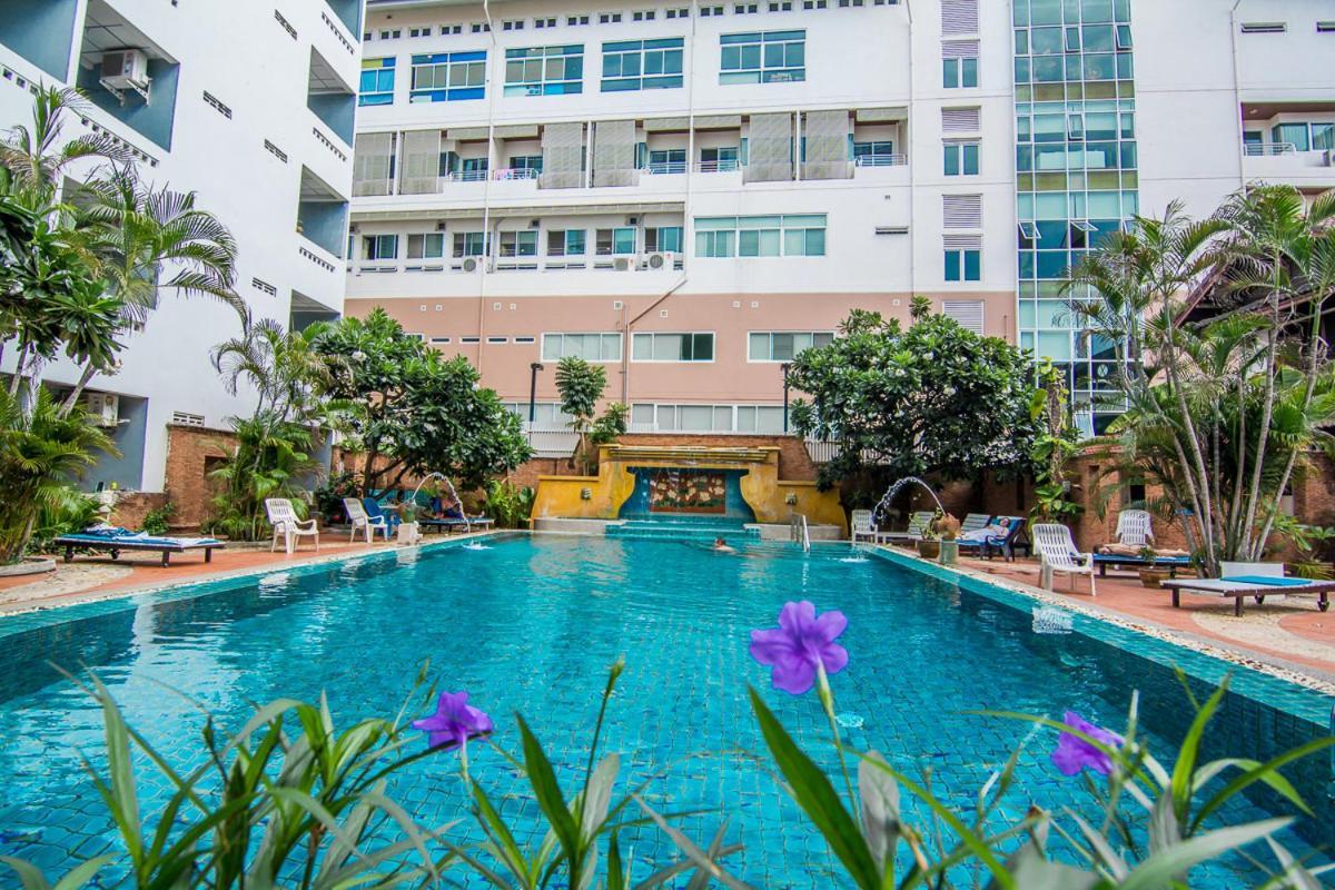 Hotel Sutus Court 7 à Pattaya Extérieur photo