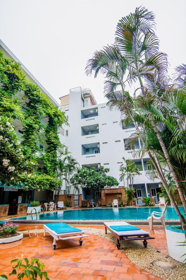 Hotel Sutus Court 7 à Pattaya Extérieur photo