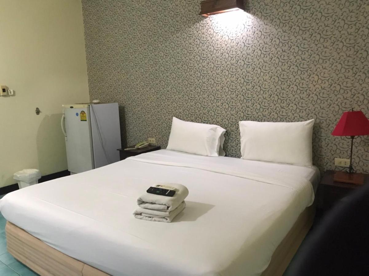 Hotel Sutus Court 7 à Pattaya Extérieur photo
