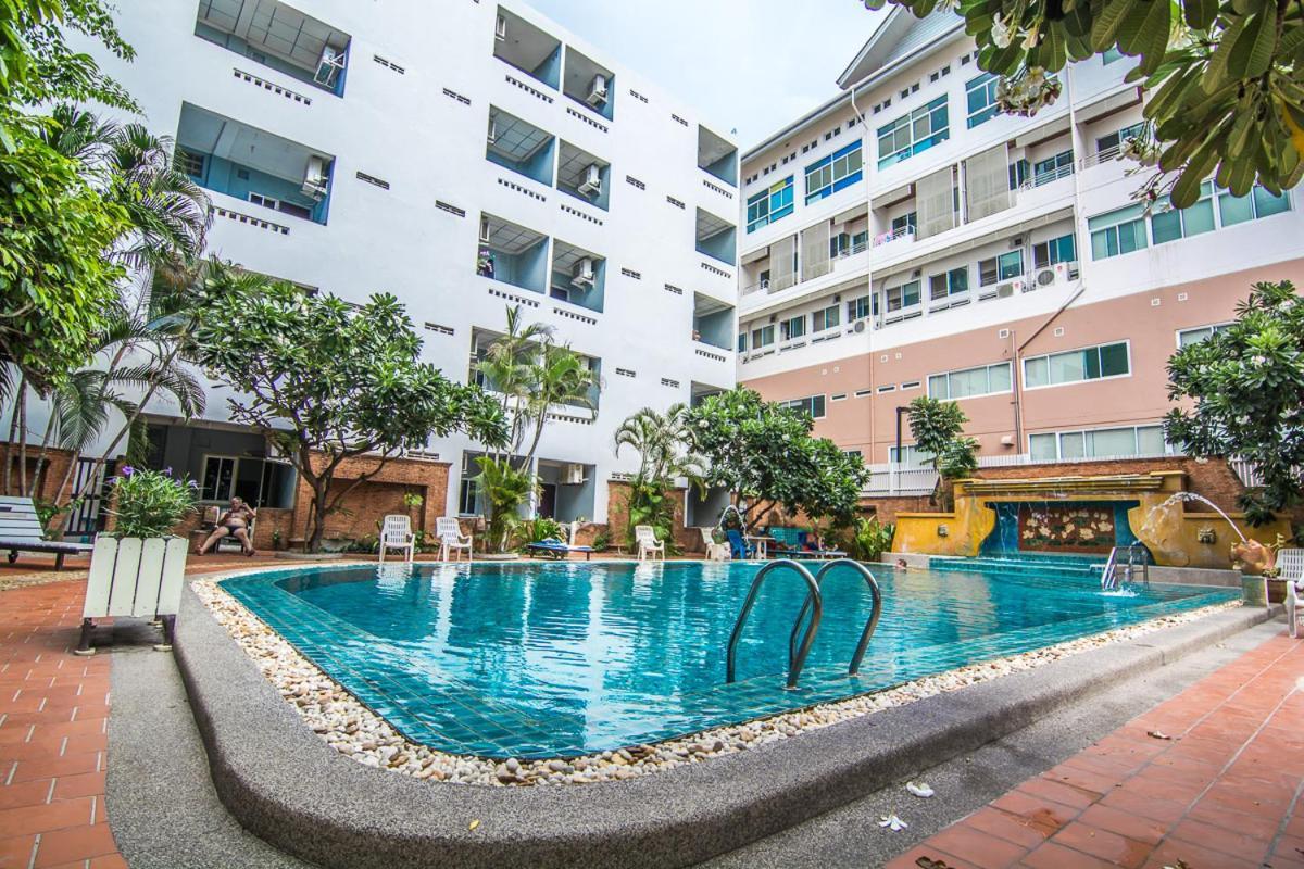 Hotel Sutus Court 7 à Pattaya Extérieur photo