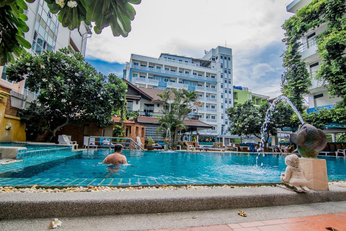 Hotel Sutus Court 7 à Pattaya Extérieur photo