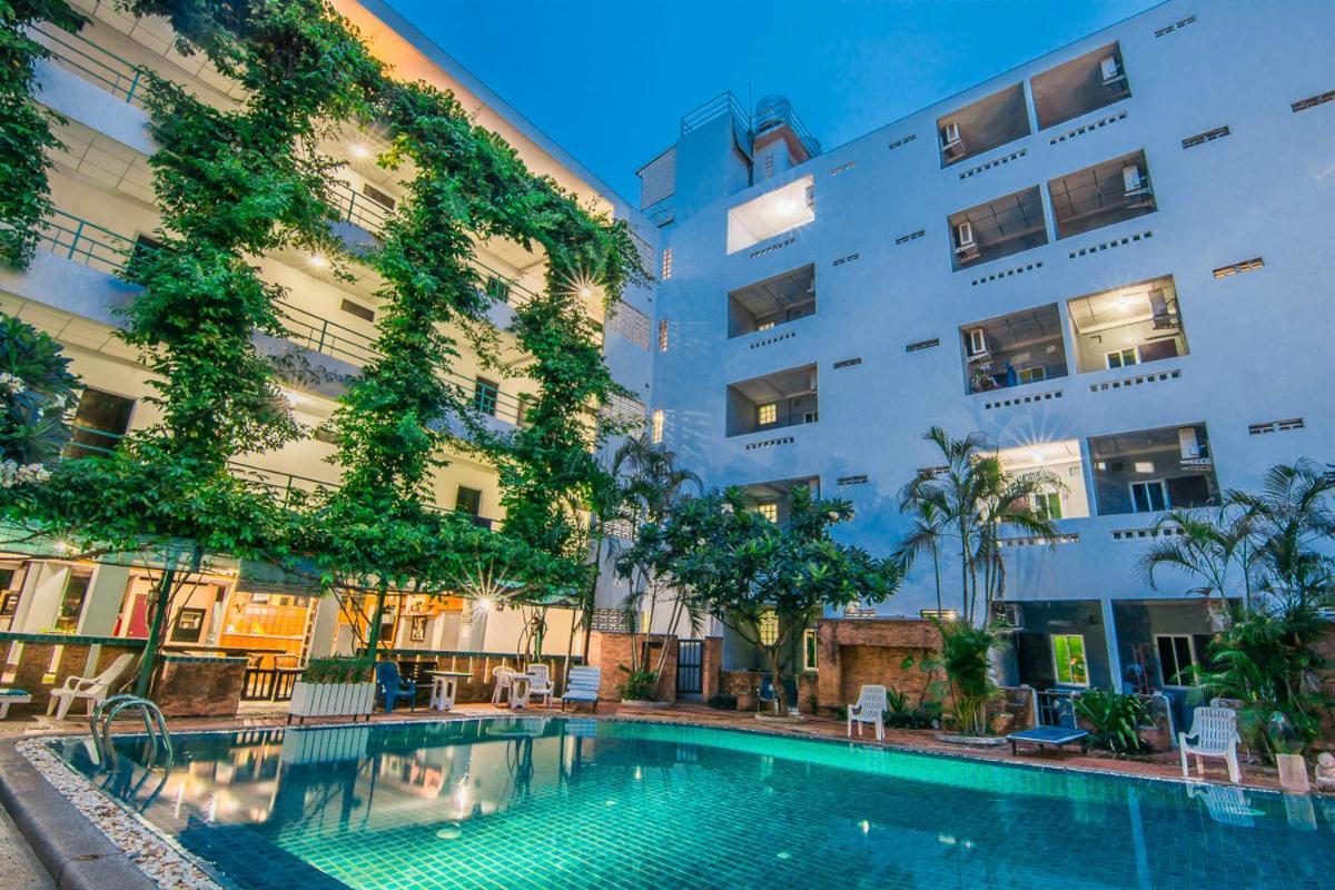 Hotel Sutus Court 7 à Pattaya Extérieur photo