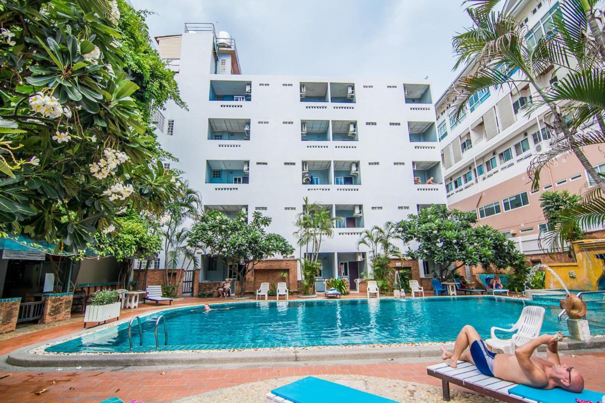 Hotel Sutus Court 7 à Pattaya Extérieur photo