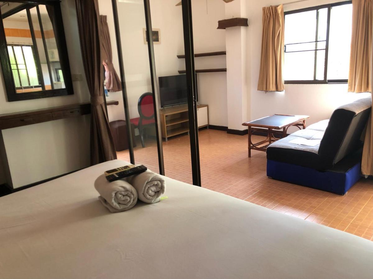 Hotel Sutus Court 7 à Pattaya Extérieur photo
