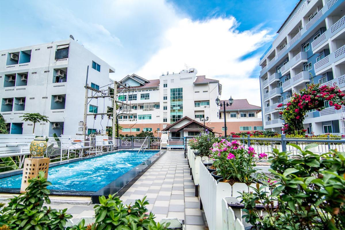 Hotel Sutus Court 7 à Pattaya Extérieur photo