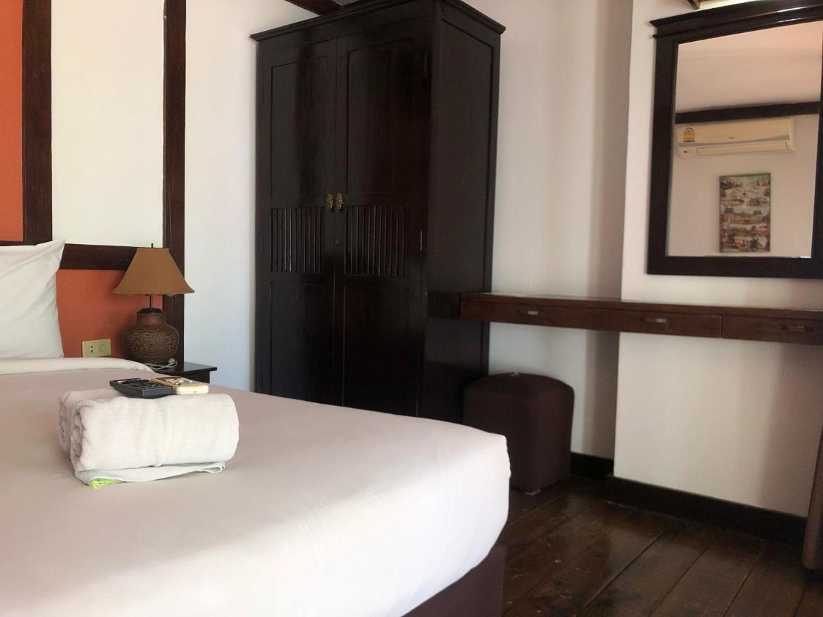Hotel Sutus Court 7 à Pattaya Extérieur photo