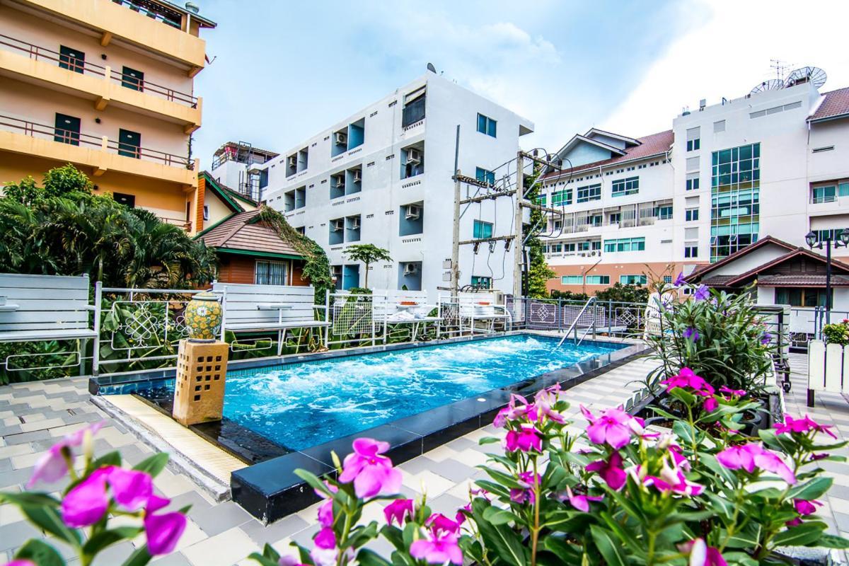 Hotel Sutus Court 7 à Pattaya Extérieur photo